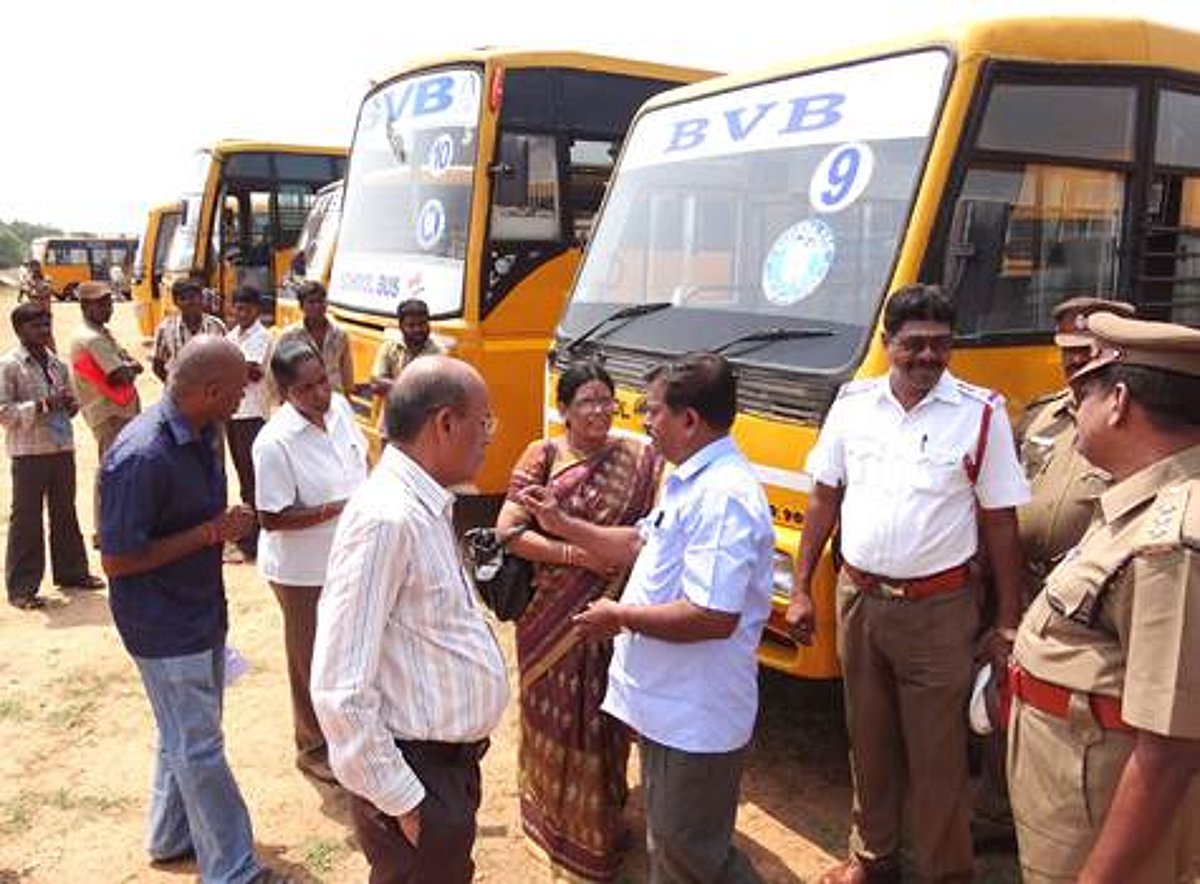 பழனியில் பள்ளிவாகனங்கள் அதிகாரிகளால் ஆய்வு